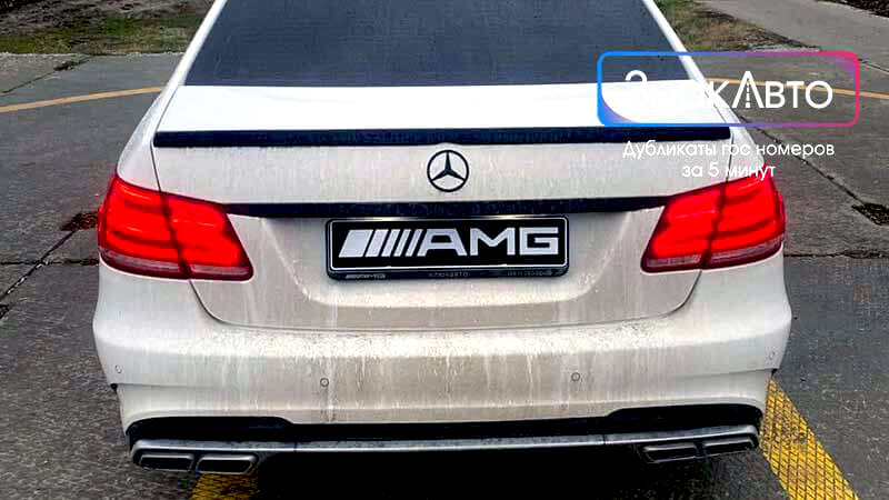 Брендированный сувенирный знак на машине "AMG"